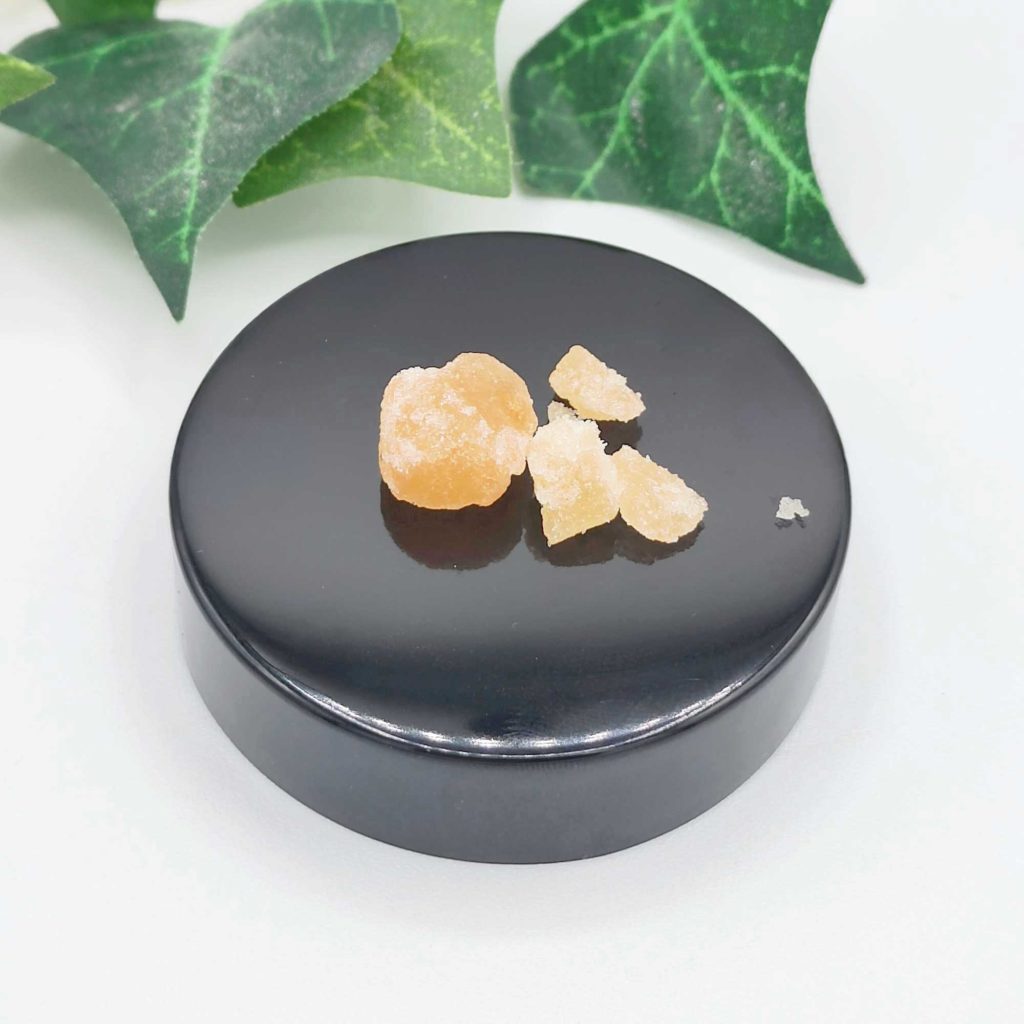 Aïfé CBD crumble, concentrated texture and rich in cannabinoids.